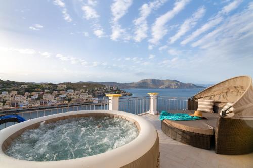 bañera de hidromasaje en el balcón con vistas al océano en Sea La Vie Villa Symi, en Symi