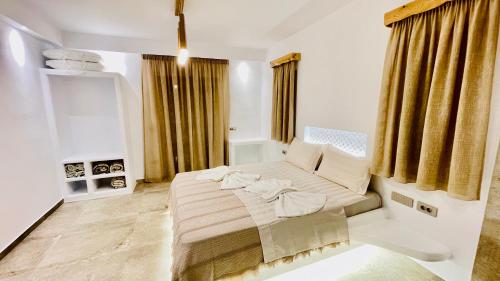 Tempat tidur dalam kamar di Aeris suites Pori