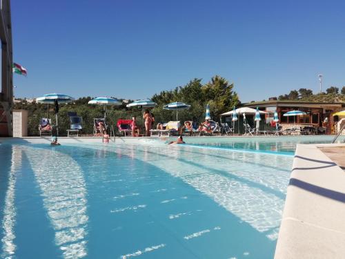 Villaggio Mare Bluの敷地内または近くにあるプール