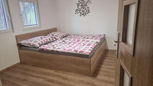 ein Schlafzimmer mit einem Bett in einem Zimmer in der Unterkunft CHATKY JANA in Doksy