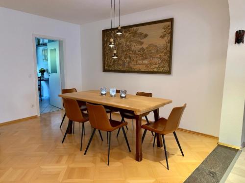 a dining room with a wooden table and chairs at 3 Zimmer Ferienwohnung Hellmairs in Landsberg am Lech