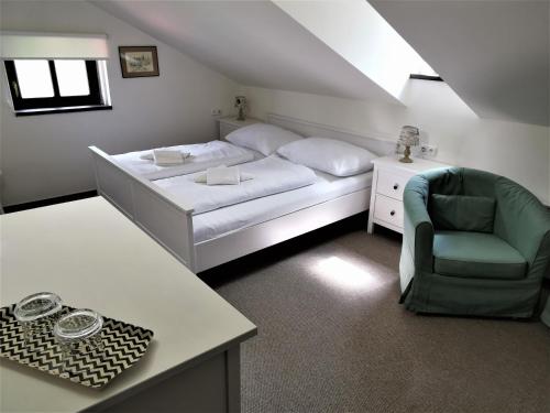 Postel nebo postele na pokoji v ubytování Hotel Švýcarský dům
