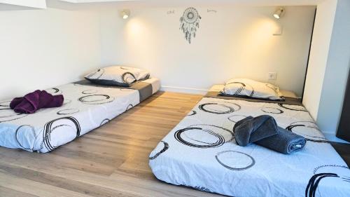 - 2 lits dans une chambre dotée de parquet dans l'établissement Appartement 174, Vue mer à Cap Esterel By Palmazur, à Saint-Raphaël