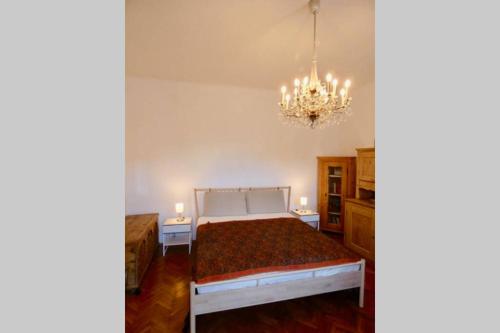 una camera con letto e lampadario a braccio di Villa Wachtertor a Krems an der Donau