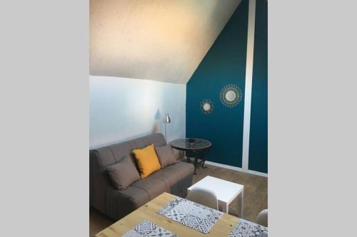 un salon avec un canapé et une table dans l'établissement Gîte alsacien, à Eckwersheim