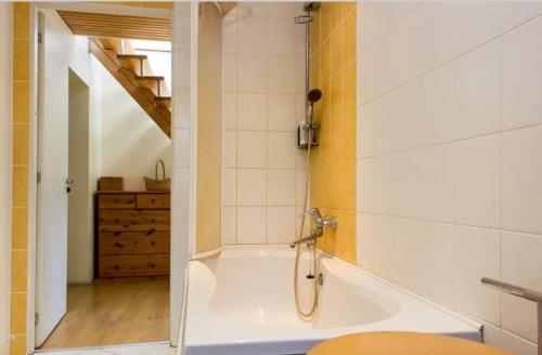 a bathroom with a bath tub in a room at Brīvdienu māja Damkalni in Ambeļi