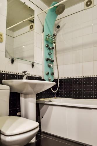 La salle de bains est pourvue d'un lavabo, de toilettes et d'un miroir. dans l'établissement Апартаменты в стиле Loft, à Nizhnedneprovsk