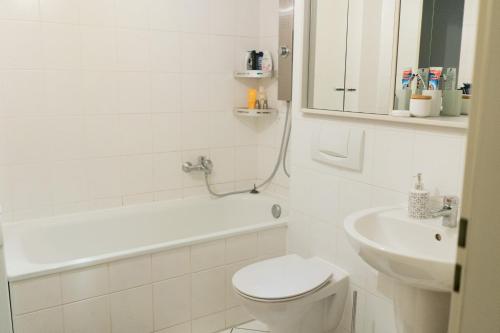 ein weißes Bad mit einem WC und einem Waschbecken in der Unterkunft Modern, gemütlich, sehr zentrumsnah & ruhig in Leipzig