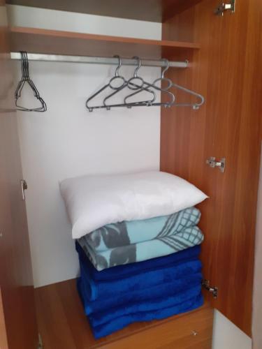 Una cama o camas en una habitación de Eirini's Apartment