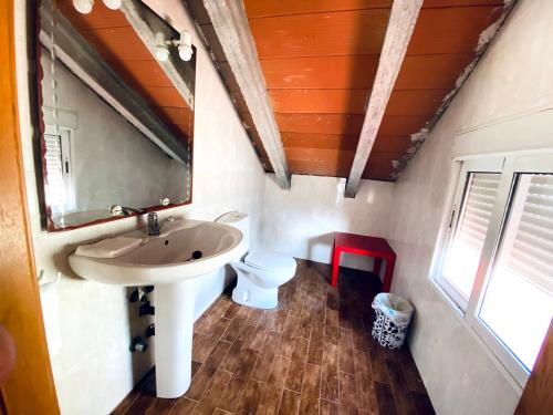 a bathroom with a sink and a toilet at CHALET EN MURCIA con piscina de verano y spa a 36 grados in Murcia