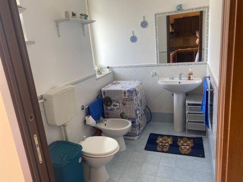 uma casa de banho com um WC e um lavatório em Le Maioliche Gialle Sferracavallo em Sferracavallo