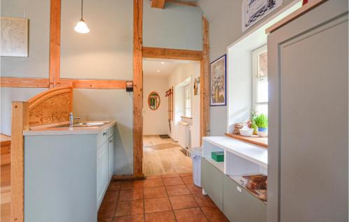 una cucina con lavandino e piano di lavoro di 3 Bedroom Gorgeous Home In Thandorf 