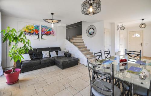 - un salon avec un canapé noir et un escalier dans l'établissement 2 Bedroom Stunning Home In La Farlede, à La Farlède