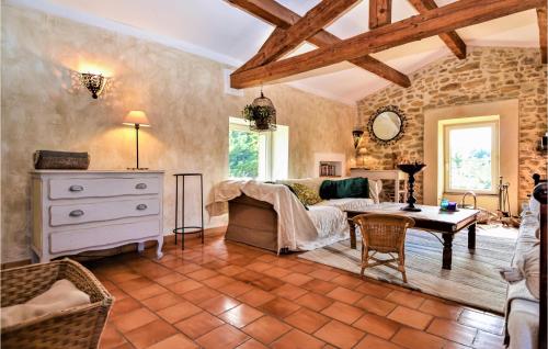 un salon avec un canapé et une table dans l'établissement Beautiful Home In Mejannes-Les-Ales, à Méjannes-lès-Alès