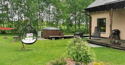 Un jardín fuera de Burziņi