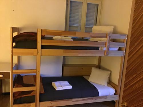 Двухъярусная кровать или двухъярусные кровати в номере OSTELLO MIRABEAU