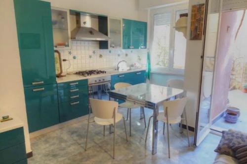 A kitchen or kitchenette at Bilocale alle 5 Terre Monterosso 200m from the beach