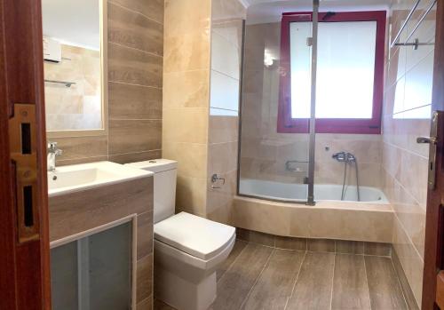 A&B Rhodes city apartments tesisinde bir banyo
