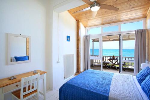 Ένα ή περισσότερα κρεβάτια σε δωμάτιο στο Flokos. Lazy days, balmy nights on the seafront