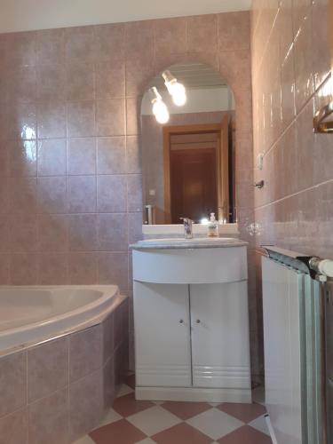 Fődi apartman tesisinde bir banyo