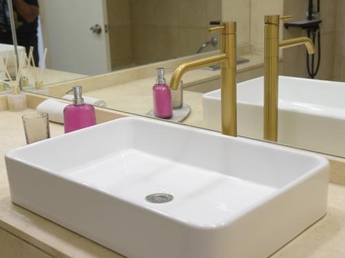 A bathroom at מגדל אלמוג חיפה - דירות "בלו ביץ'" על הים