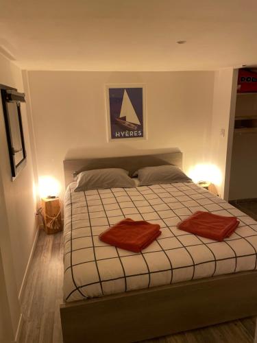ein Schlafzimmer mit einem Bett mit zwei Handtüchern darauf in der Unterkunft Tiny House sur la Côte d’Azur in Hyères