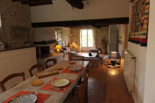 Il comprend une cuisine et un salon avec une grande table en bois. dans l'établissement La Ferme Dagué, à Lasseube