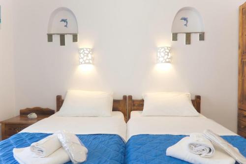 
two beds in a hotel room at Aquarius Village Agistri in Skala
