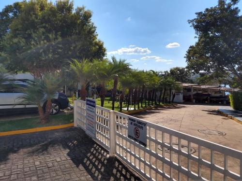 Κήπος έξω από το Enseada Nautico Apart Flat I Vista para o Lago Corumbá