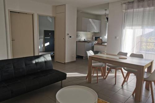 Η κουζίνα ή μικρή κουζίνα στο Appartement T2 accessible PMR avec terrasse et garage