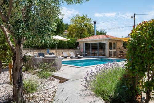 una casa con piscina en un patio en Apartments Bellistra Labin, en Labin