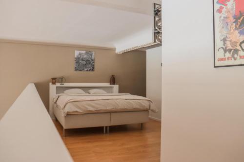 Postel nebo postele na pokoji v ubytování luxurious loft Oudenaarde in The Flemish Ardennes