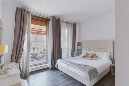 1 dormitorio con cama y ventana grande en Residenza Il Duca, en Roma