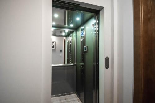 una puerta que da a un baño con espejo en Cal Negret Rural Apartments, en Alós de Balaguer