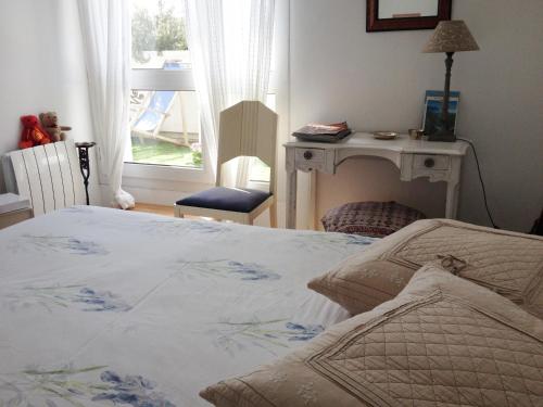 - une chambre avec un lit, une table et une fenêtre dans l'établissement La Petite Maison, à Marseille