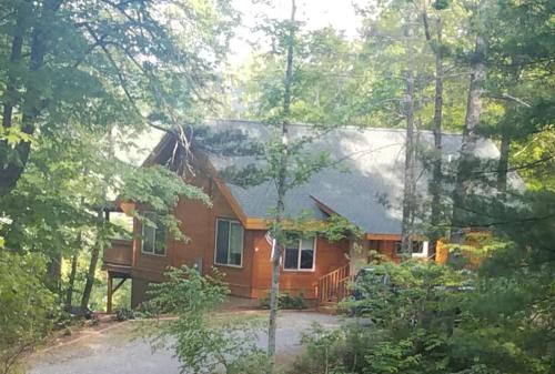 At Rainbows Edge - Private Log Cabin with Great views and Large Deck, Horse and Pet-Friendly