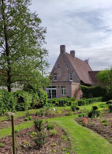 a large house with a garden in front of it at Manoir du Kasteelveld in Cassel