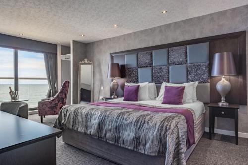 A bed or beds in a room at Number 44 Hotel & Bar 