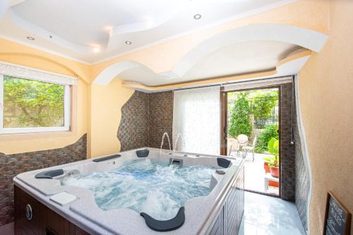 un gran cuarto de baño con jacuzzi en Saki Apartments, en Budva