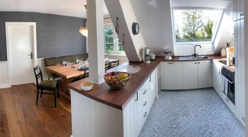 A kitchen or kitchenette at Henkieker - ländliche Ferienwohnung mit Stil