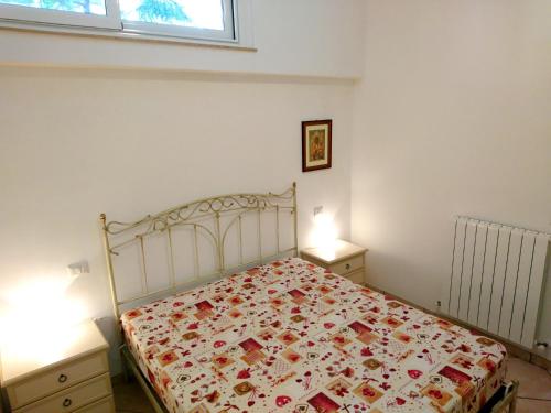 um quarto com uma cama com uma colcha em Grottammare mon amour Gigì em Grottammare