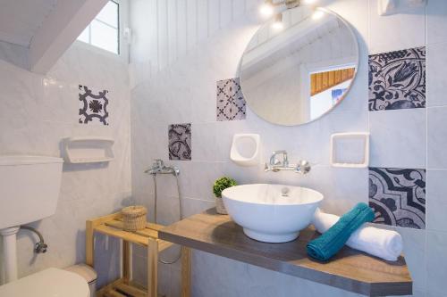 une salle de bain avec un lavabo blanc et un miroir dans l'établissement Villa Corali Apartments Sea Breath & Pool, à Amoudi