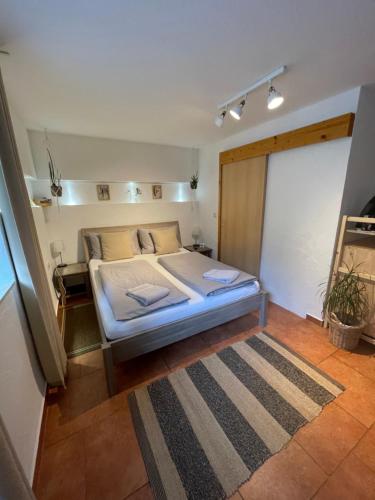 um quarto com uma cama num quarto em Gästehaus Stefan Koch em Rust