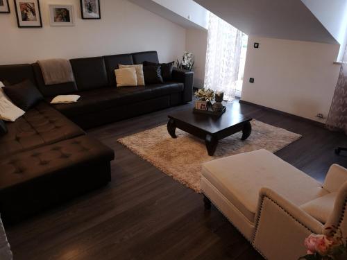 - un salon avec un canapé et une table basse dans l'établissement Apartma Isabella, à Sečovlje