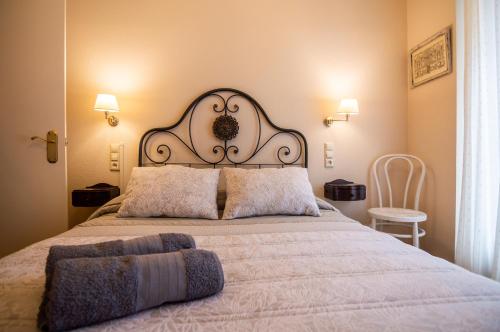 A bed or beds in a room at Cal Sisquet - TON