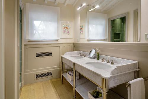 A bathroom at La Pietra Del Cabreo
