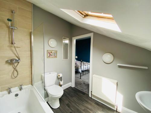 Bilik mandi di Blenheim Guest House