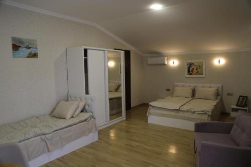 Hotel 12 Tve في متسختا: غرفة معيشة بها سريرين وأريكة