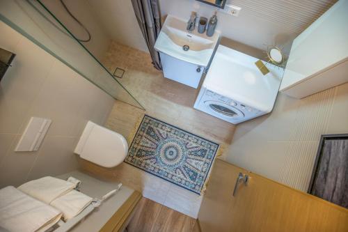 vistas a un baño con aseo y lavabo en By Baltic Apartments, en Palanga