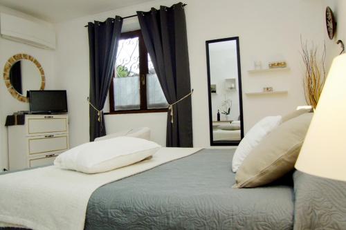 Ένα ή περισσότερα κρεβάτια σε δωμάτιο στο Monolocali In Casa Con Giardino Bellagio